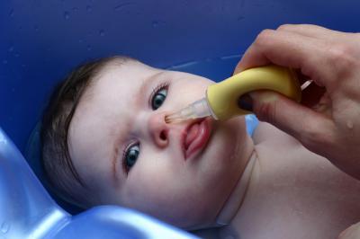 Comment nettoyer le nez d'un bébé ?